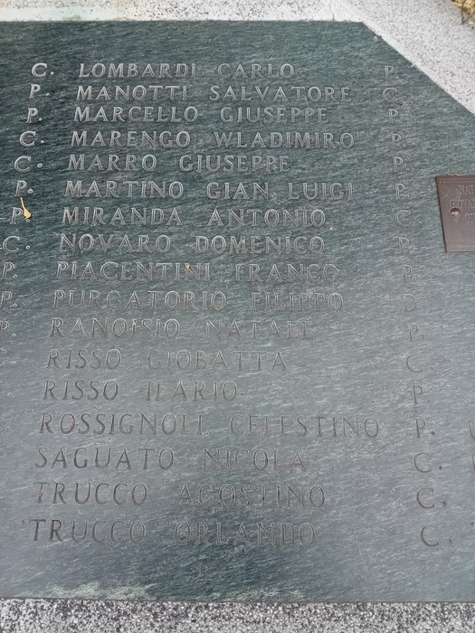 Monumento alla Resistenza, commemorazione dei caduti con nomi incisi su una parete di pietra.