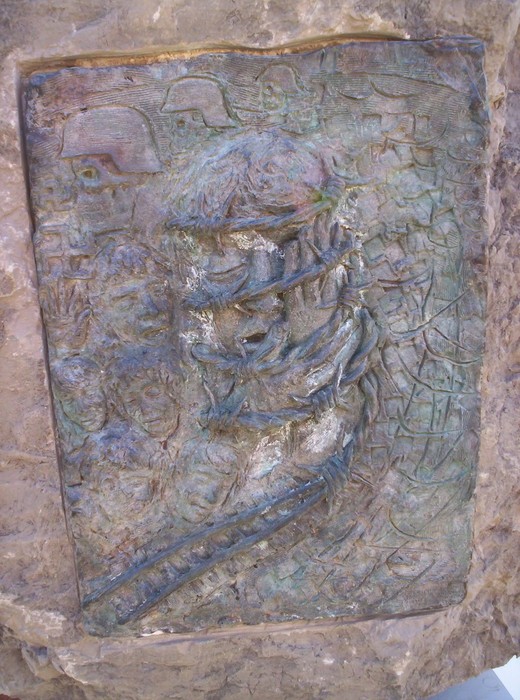 Rappresentazione artistica del "Macigno di Gusen", simbolo della memoria e della sofferenza legata all'Olocausto.