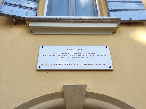 Lapide commemorativa dedicata a Odorico Focherini, onore agli ebrei vittime dello sterminio nazista.