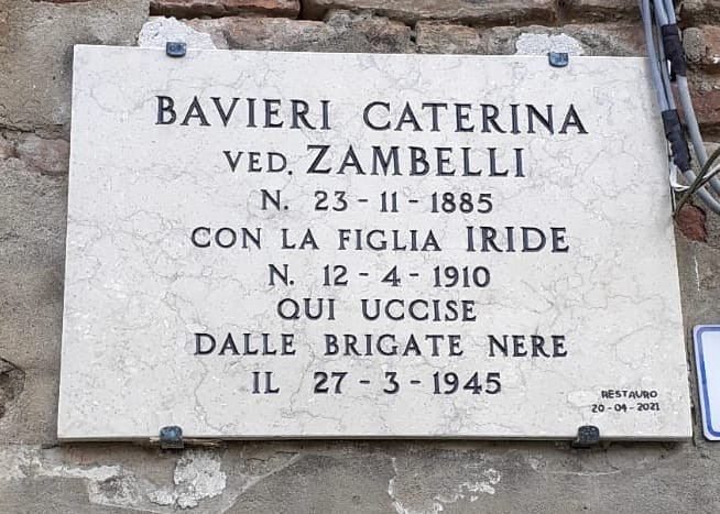 Lapide commemorativa dedicata a Bavieri Caterina e Zambelli, situata in un contesto storico.