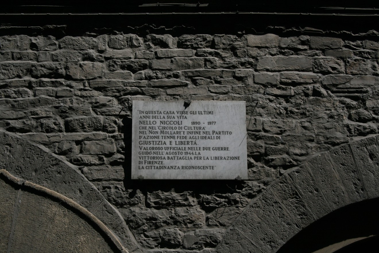 Lapide commemorativa dedicata a Niccolò Ricci, che ricorda il suo impegno per la libertà e la giustizia.