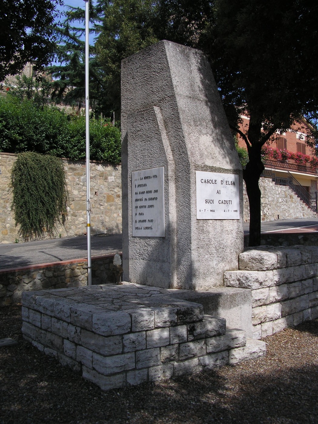 Monumento ai caduti, commemorazione dedicata ai sacrifici dei soldati, situato a Casole d'Elsa.