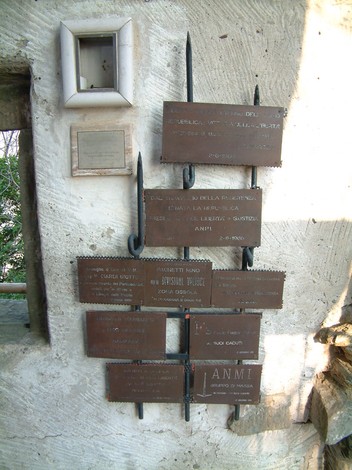Placca commemorativa al Parco della Resistenza del Monte Brugiana, dedicata alla memoria storica e ai valori di libertà.