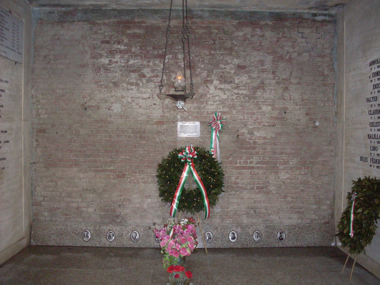 Sacrario dei caduti di Luzzara, memoriale dedicato ai soldati, con decorazioni floreali e targhe commemorative.