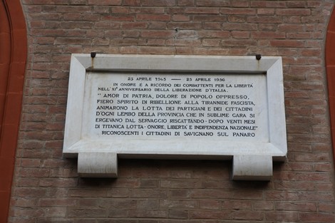 Lapide commemorativa che celebra la liberazione e il sacrificio durante la lotta contro il fascismo.