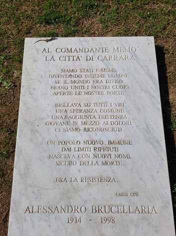 Monumento a Brucellaria, in ricordo di Carlo Levi, con iscrizione commemorativa su base in pietra.