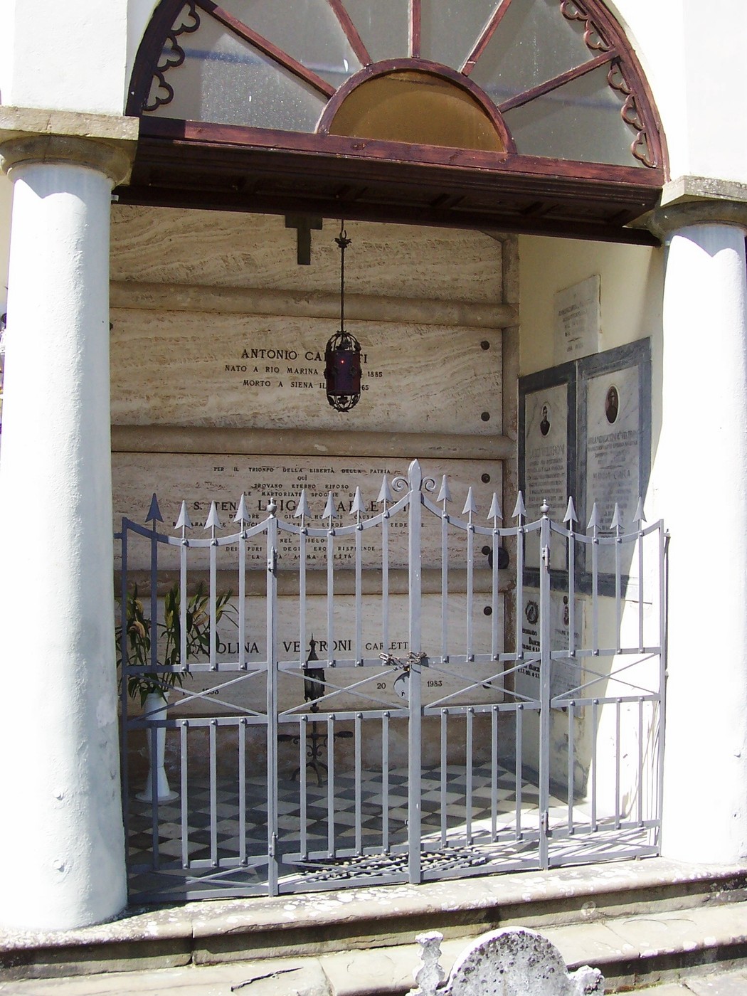 Sepolcro di Carletti: monumento funerario con cancellata in ferro, situato in un contesto di serenità e rispetto.