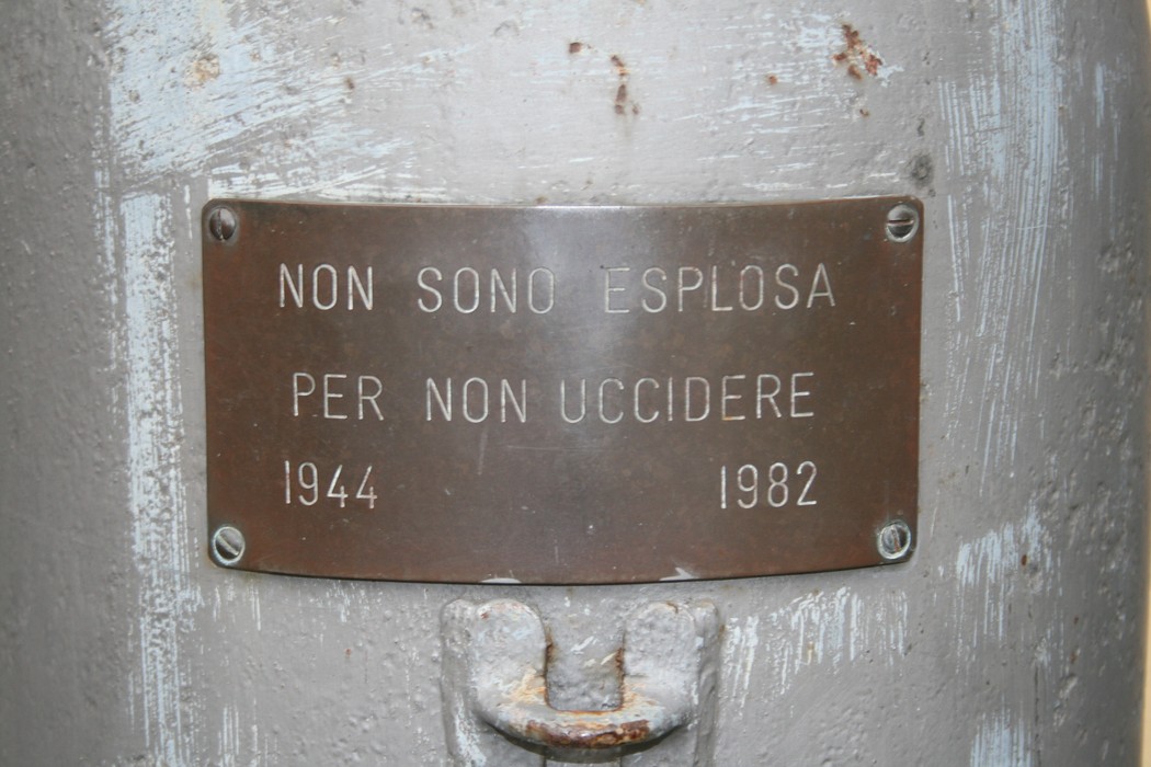 Lapide commemorativa della chiesa di Piteccio, dedicata a eventi storici significativi.