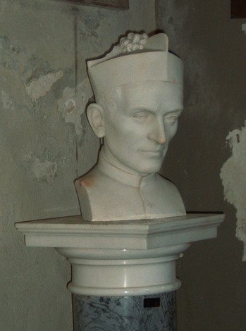 Busto in marmo di un sacerdote, esposto all'interno della chiesa di Sant'Anna di Stazzema.