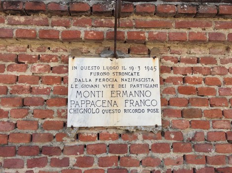 Lapide commemorativa per Monti e Pappacena, partigiani caduti nel 1945. Ricordo di lotta contro il nazifascismo.