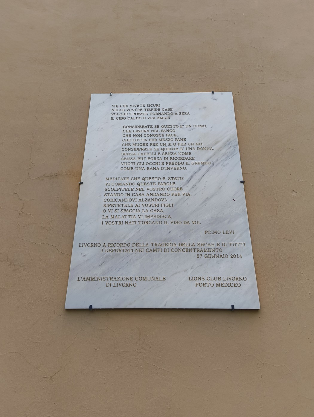 Lapide commemorativa delle vittime della Shoah e dei deportati, situata a Livorno.