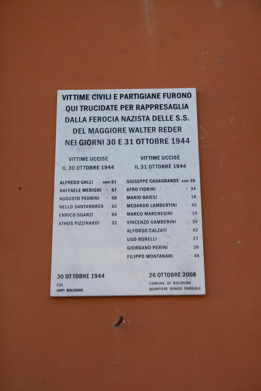 Lapide commemorativa dedicata alle vittime della strage di Casteldebole del 30 e 31 ottobre 1944.