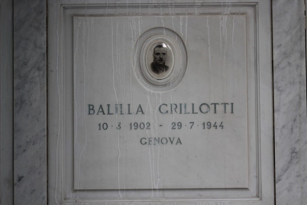Sacrario dei partigiani di Torbella con lapide in marmo e fotografia commemorativa.