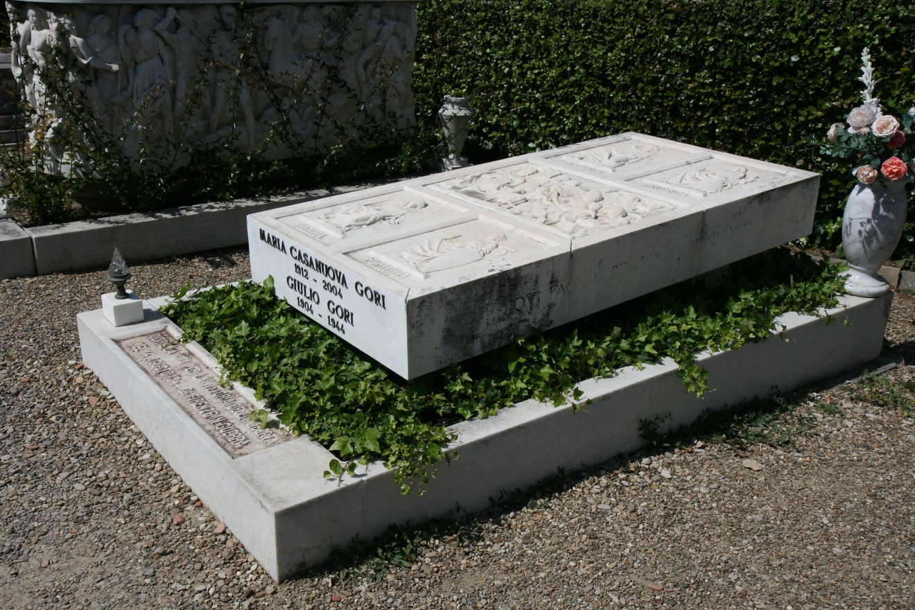Sepolcro monumentale di Giulio Gori, decorato con rilievi e circondato da verde, nel cimitero.