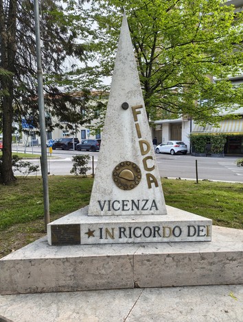 Monumento commemorativo a Vicenza dedicato ai caduti alleati in Europa, con un design a forma di obelisco.