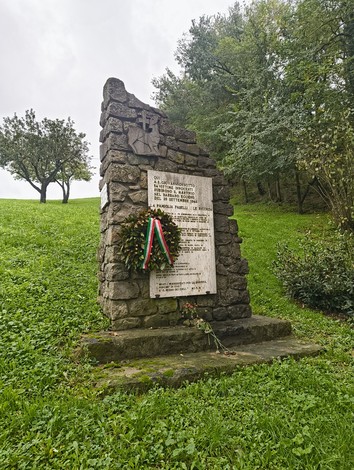 Monumento commemorativo ai caduti, immerso nel verde a San Giovanni di Sotto. Rappresenta un omaggio ai dimenticati.