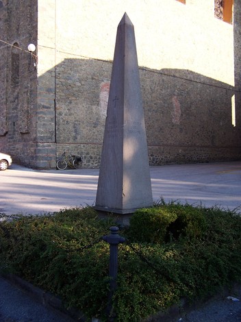 Cippo commemorativo dedicato ai martiri di Collodi, situato in un ambiente urbano.