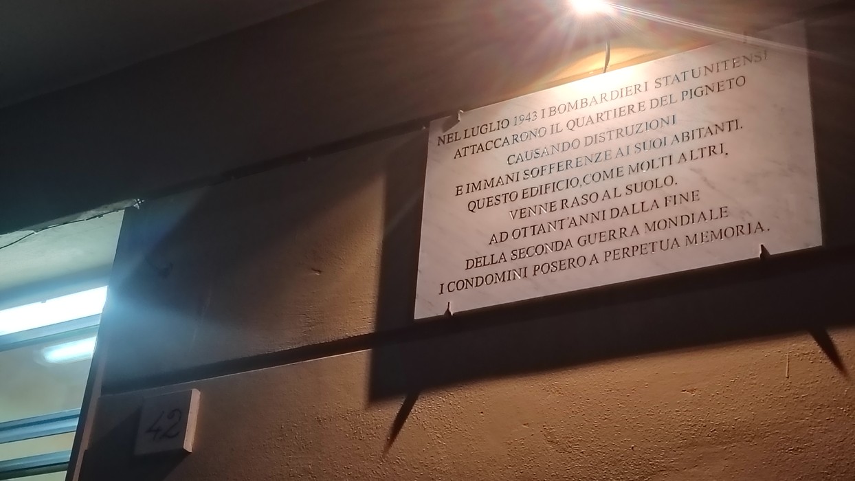 Lapide commemorativa che ricorda il bombardamento del quartiere del Pigneto durante la Seconda Guerra Mondiale.