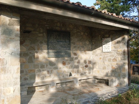 Sacrario di Ca' Marastoni, monumento in pietra dedicato ai caduti, immerso nella natura.
