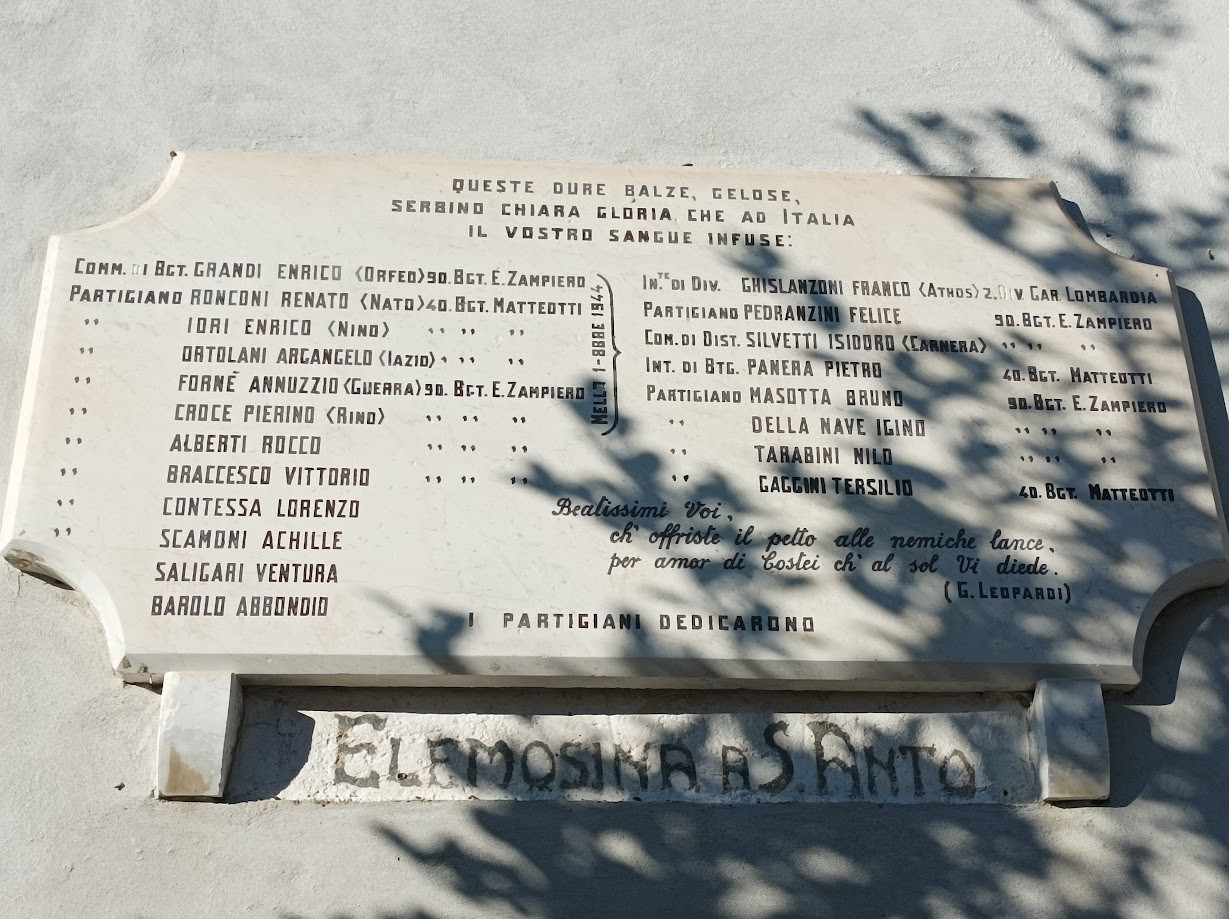 Lapide commemorativa ai caduti partigiani, dedicata a coloro che hanno combattuto per la libertà.