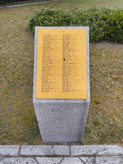 Placca commemorativa nel Cimitero militare italiano di Zehlendorf, con nomi dei caduti.