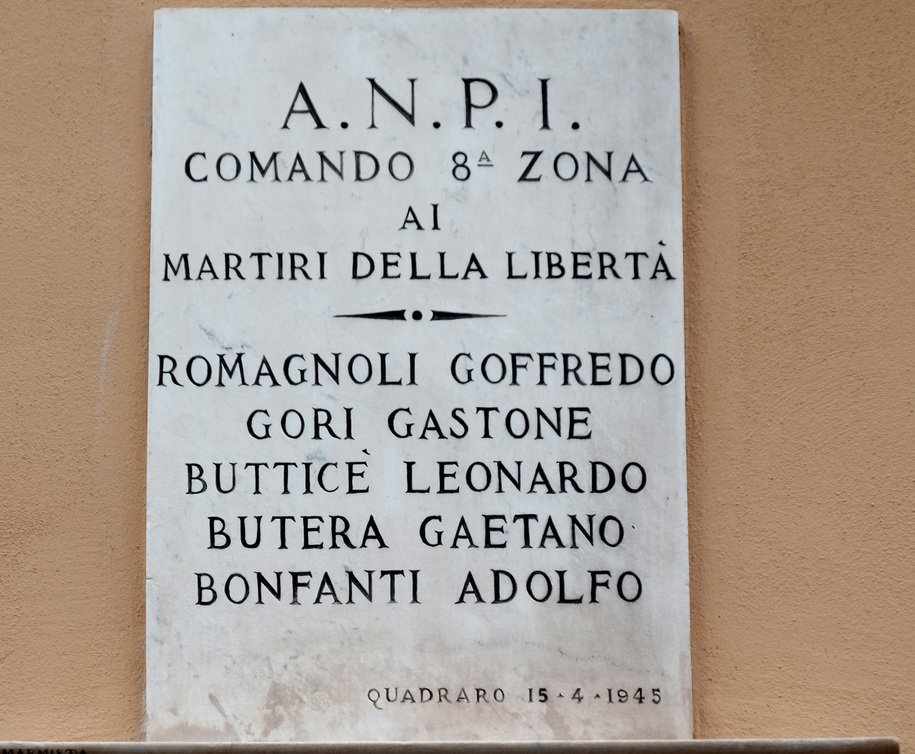 Lapide commemorativa dedicata ai martiri della libertà nell'ottava zona, con nomi incisi.