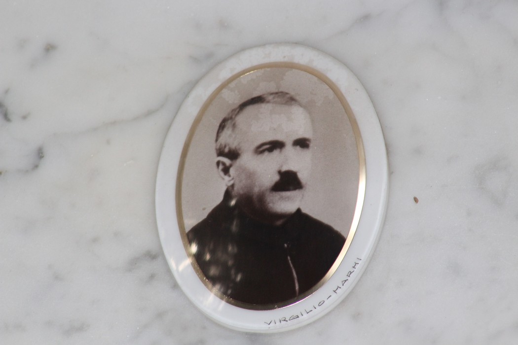 Ritratti commemorativi incastonati in un monumento dedicato ai caduti per la Liberazione.