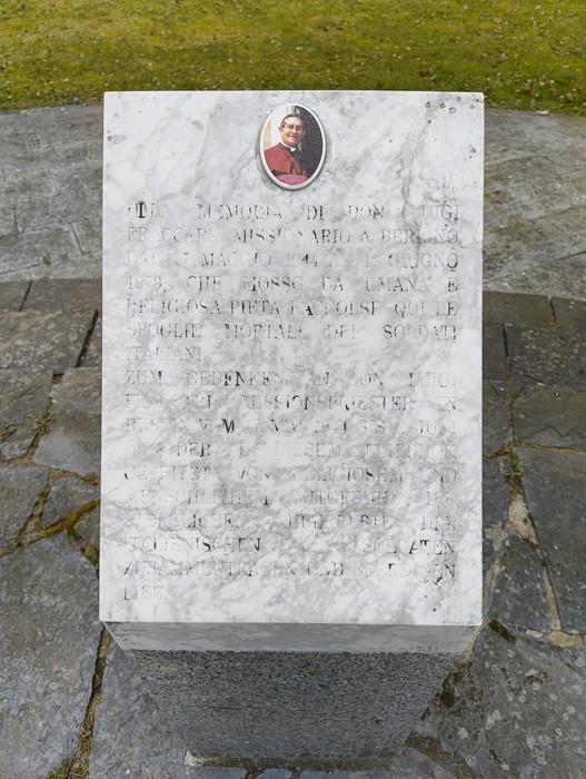 Cimitero militare italiano di Zehlendorf, con lapidi commemorative e paesaggio curato.