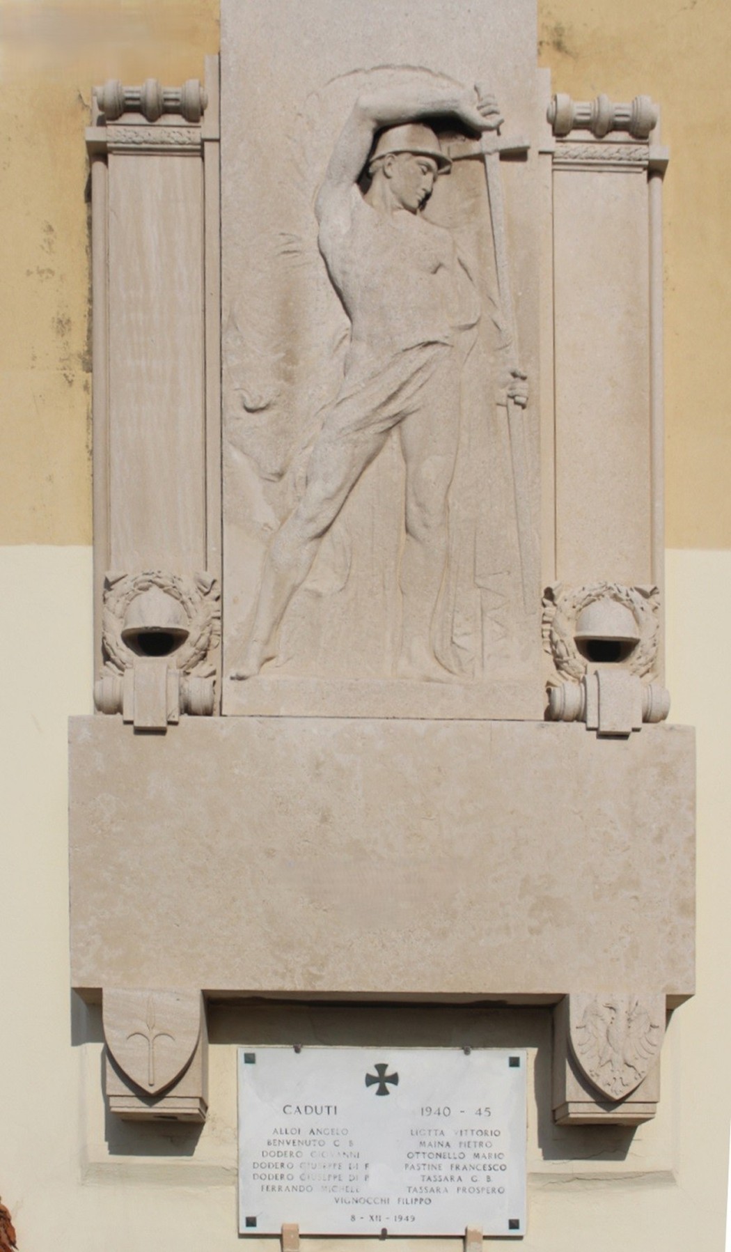 Lapide commemorativa con rilievo di un soldato a Boccadasse, dedicata ai caduti tra il 1840 e il 1945.