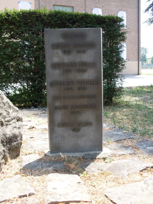 Monumento ai Caduti di Villaggio Foscato, commemorazione dei soldati periti in guerra, circondato da vegetazione.