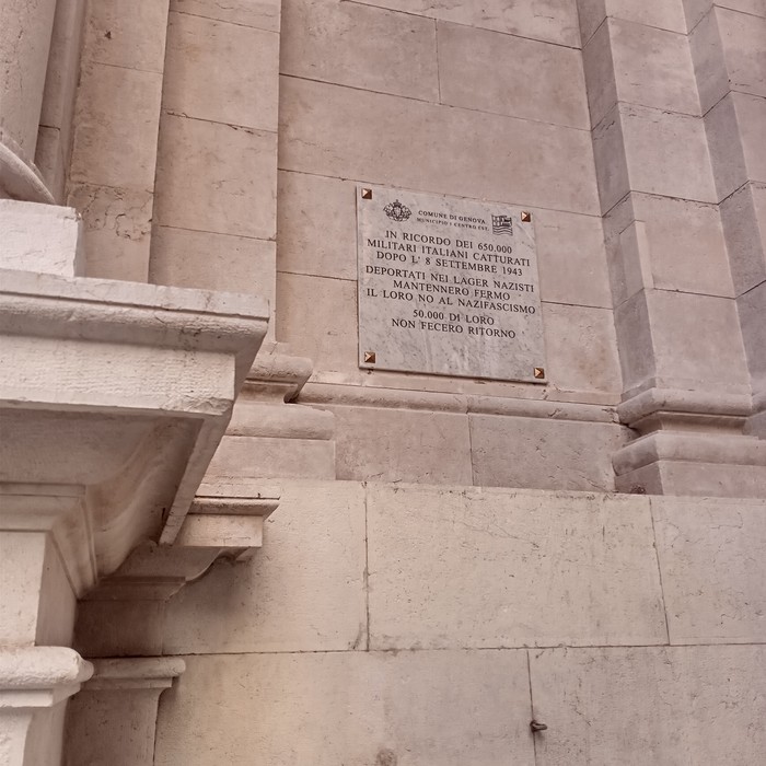 Immagine del Sacrario del Ponte Monumentale, una struttura storica con dettagli architettonici eleganti.