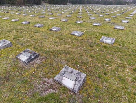 Cimitero militare italiano di Zehlendorf con lapidi disposte ordinatamente su un prato verde.