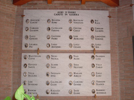 Sacrario dei caduti di Rolo, con l'elenco dei nomi in onore dei combattenti. Un tributo alla memoria e al sacrificio.
