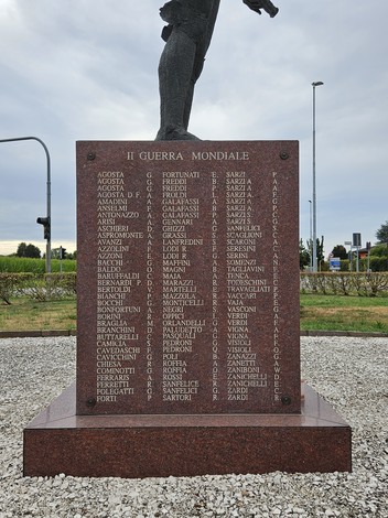 Monumento ai Caduti di Sabbioneta con elenco di nomi in memoria dei soldati delle guerre mondiali.