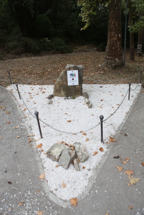 Monumento commemorativo alla 34th Infantry Division, immerso in un'area naturale e decorato da sassi e ghiaia.