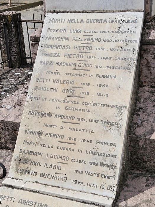 Monumento ai Caduti di Spineda, dedicato ai soldati morti in guerra, con iscrizioni commemorative.