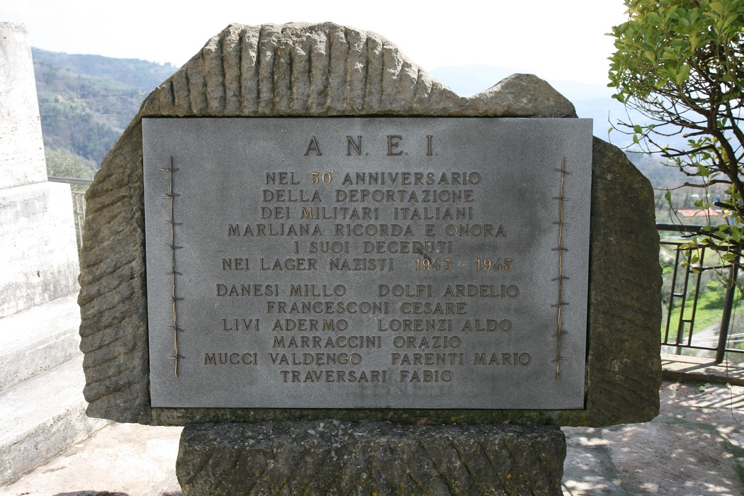 Monumento ai caduti, in memoria dei militari italiani deportati nei lager nazisti, con i nomi dei deceduti.