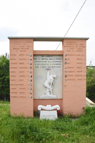 Monumento ai caduti di Navicello, simbolo di libertà e sacrificio per la patria.