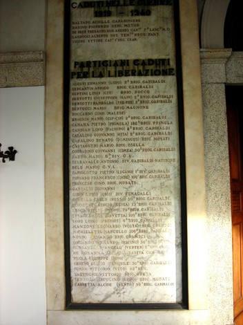 Lapide commemorativa dedicata ai partigiani caduti per la liberazione, situata a Vercelli.