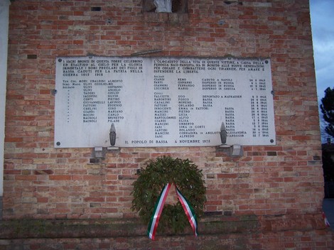 Lapide commemorativa del campanile di Bassa, ricordo di caduti e cittadini illustri.