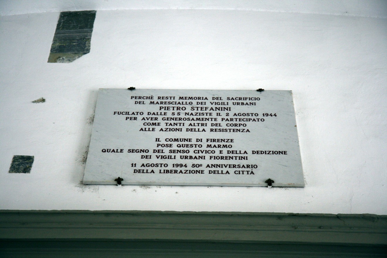 Lapide commemorativa dedicata a Pietro Stefanini, vigile urbano, in onore del suo sacrificio durante la Resistenza.