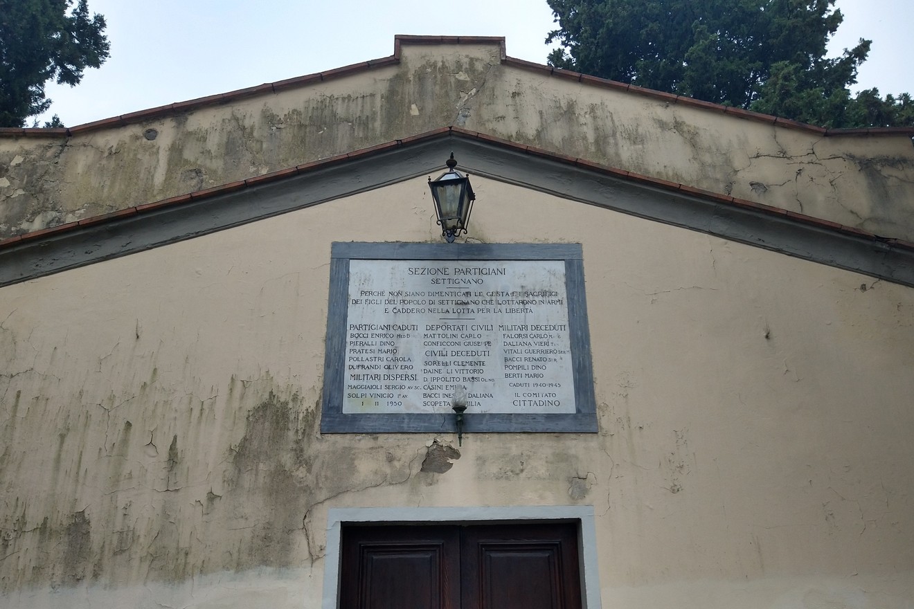 Lapide in memoria dei caduti, situata a Settignano, dedicata ai valorosi che hanno sacrificato la vita.