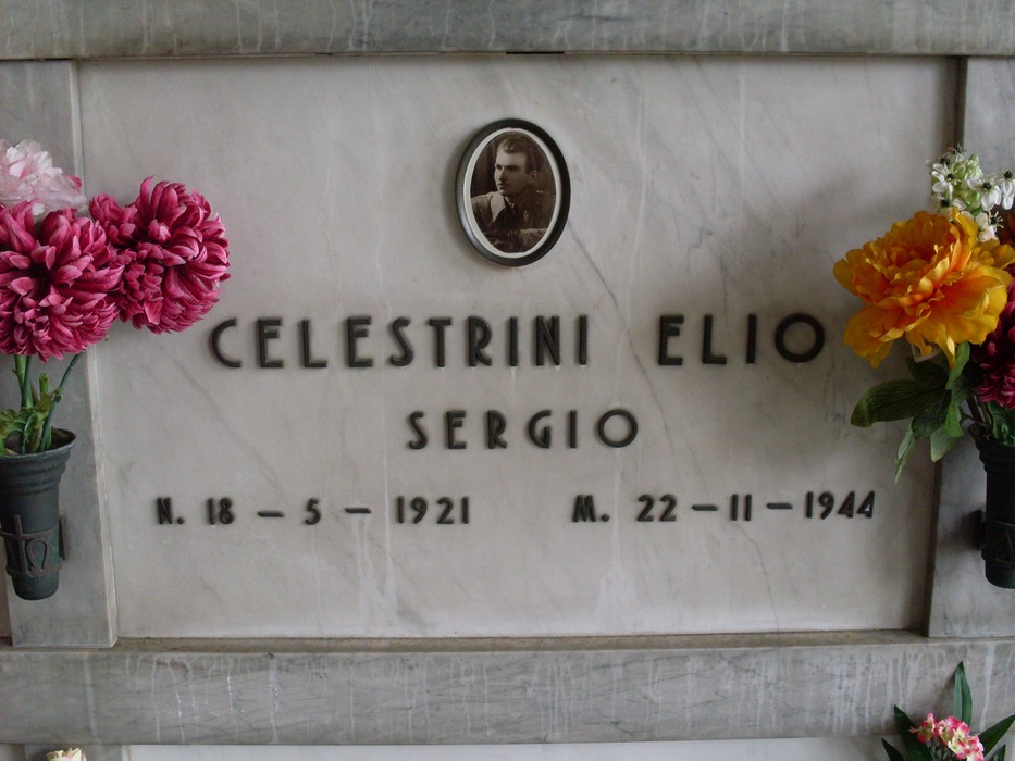 Sacrario dedicato ai caduti per la libertà a Rio Saliceto, con omaggio floreale in memoria di Elio Sergio Celestrini.