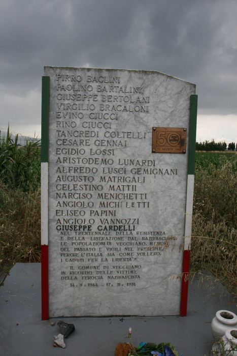 Cippo del Fosso Reale, monumento commemorativo dedicato ai caduti, immerso nella natura.