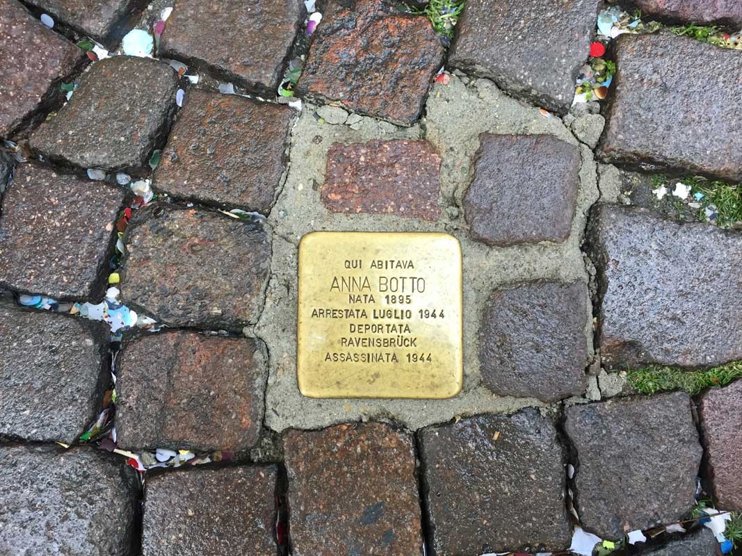 Pietra d'inciampo in ricordo di Anna Botto, deportata nel 1944, simbolo della memoria storica.