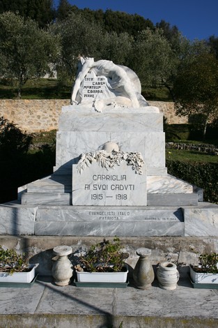Monumento ai caduti di Capriglia, commemorazione dei soldati della Prima Guerra Mondiale, con sculture e decorazioni.