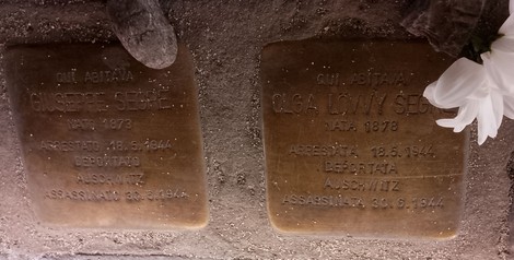 Pietre d'inciampo dedicate alla famiglia Segre, commemorano la loro storia e sofferenza.