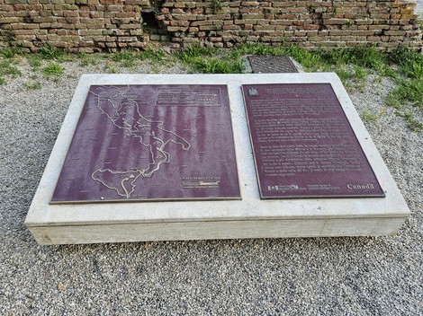 Targhe commemorative che segnano lo sfondamento della Linea Gotica, con mappe e testi informativi.