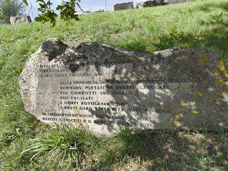 Monumento commemorativo ai partigiani caduti a Monte Sabbiuno, simbolo di resistenza e libertà.