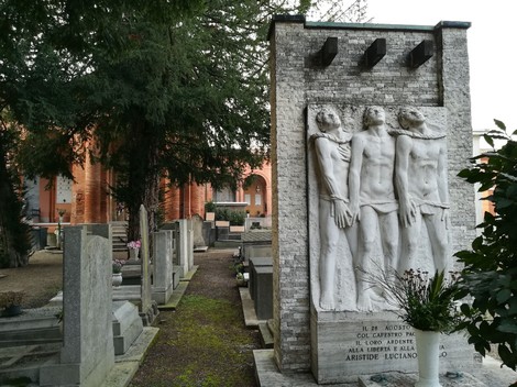 Sepolcro degli Orsini, monumento funerario con sculture e architettura storica in un cimitero.